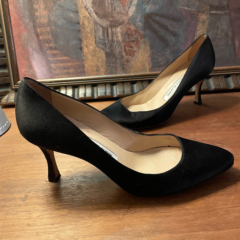 MANOLO BLAHNIK BLACK SATIN SEMI-ROUND TOE HEEL PUMP - Picture 3 of 11